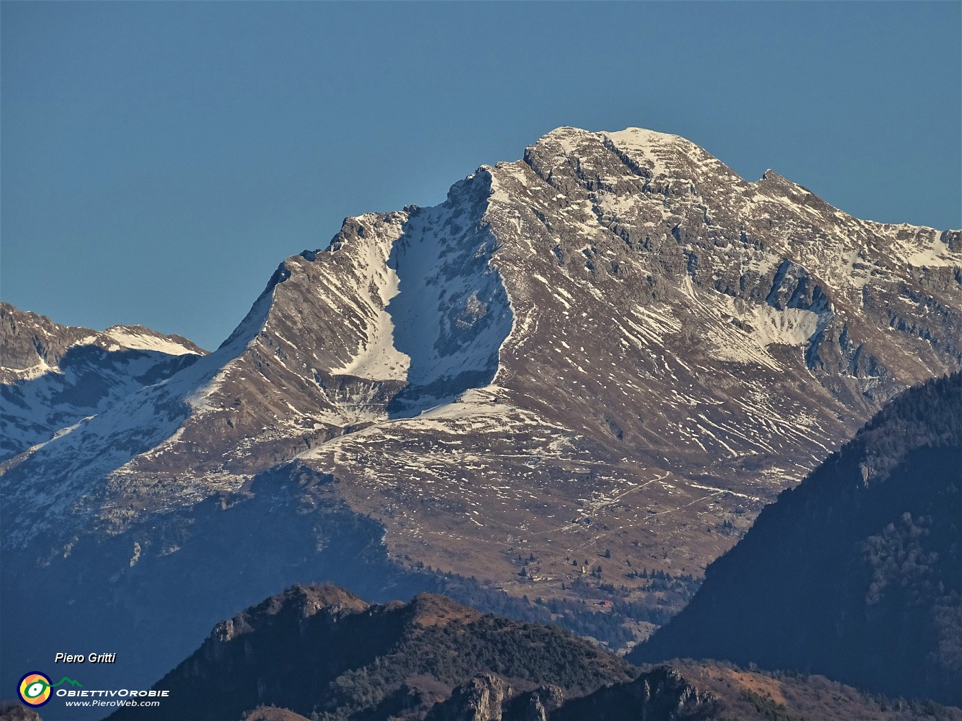 37 Zoom sul Pizzo Arera (2512 m).JPG